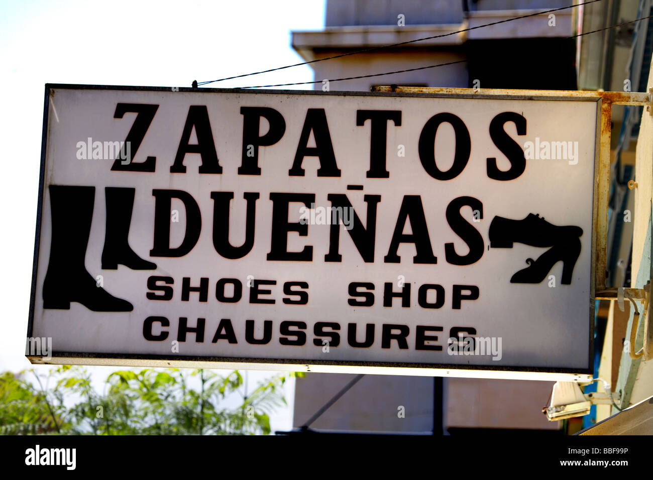 Mehrsprachige Schilder, unterzeichnen in drei Sprachen (Englisch, Französisch und Spanisch), über dem ein spanischen Schuhgeschäft Fuengirola, Costa Del Sol, Stockfoto