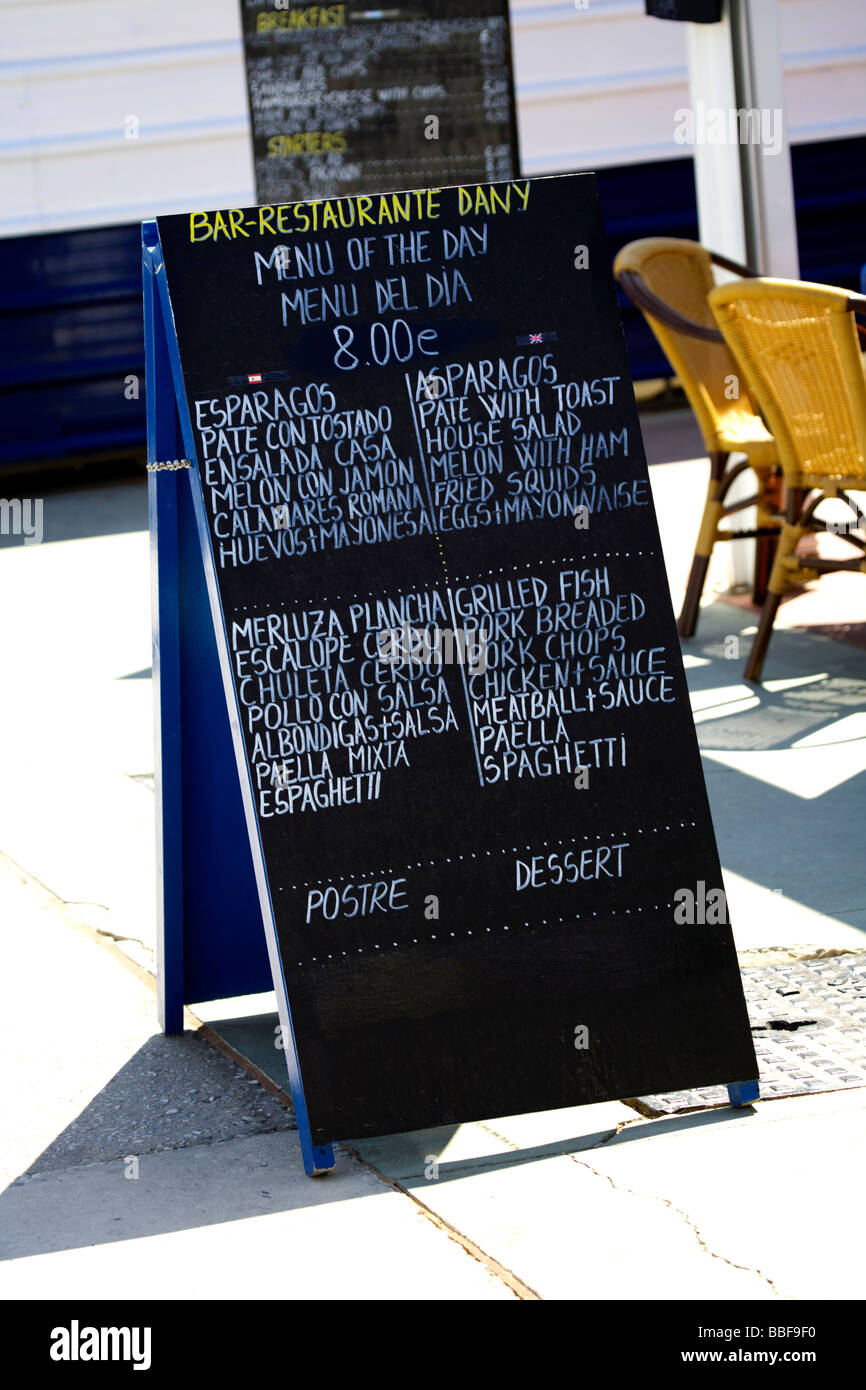 Zweisprachige Speisekarte an Bord, Zeichen in zwei Sprachen, Englisch und Spanisch, vor einem Chiringuito Restaurant in Fuengirola, Costa Del Sol, Stockfoto