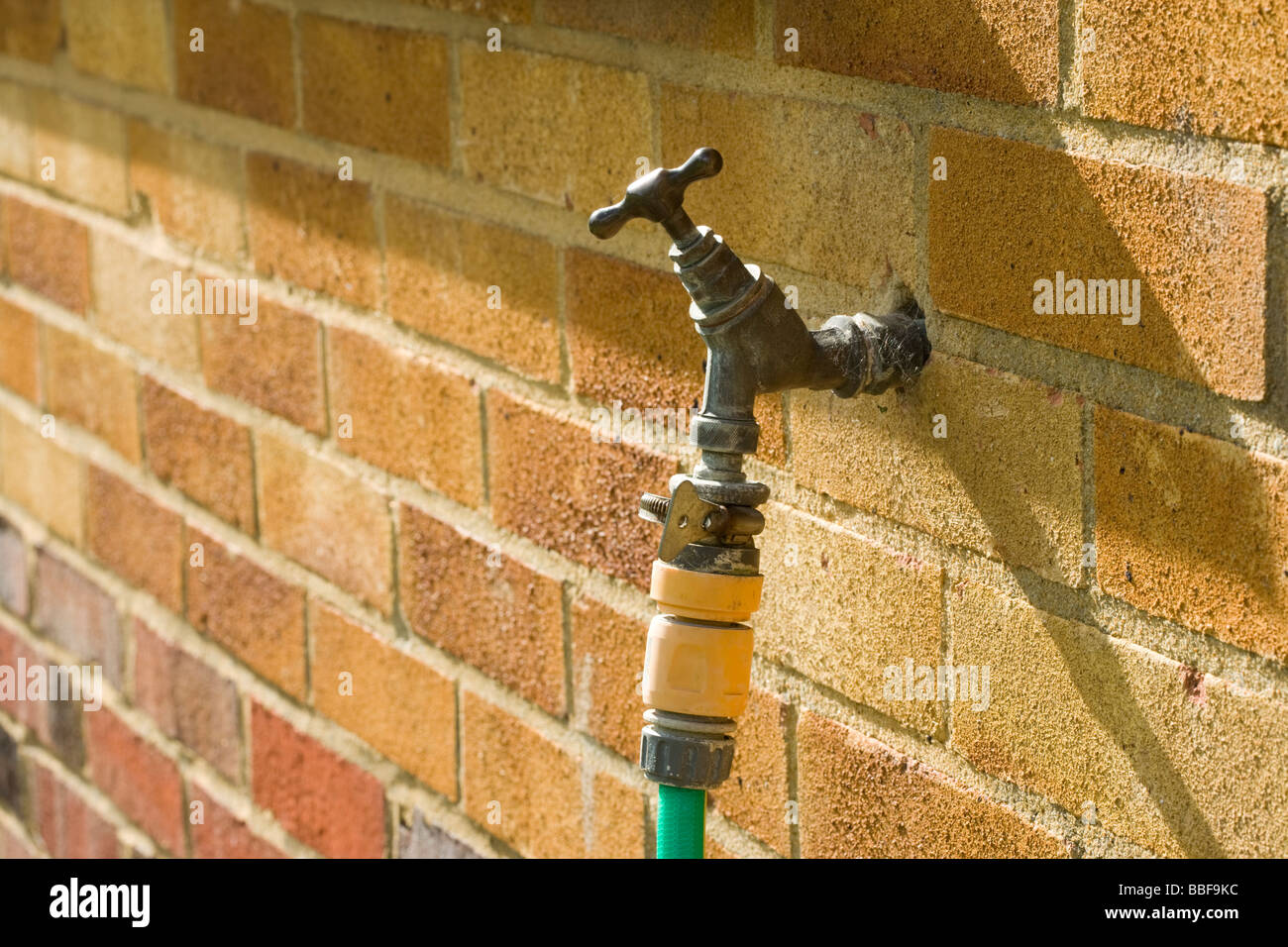 Wasserhahn mit Schlauch befestigt. Stockfoto