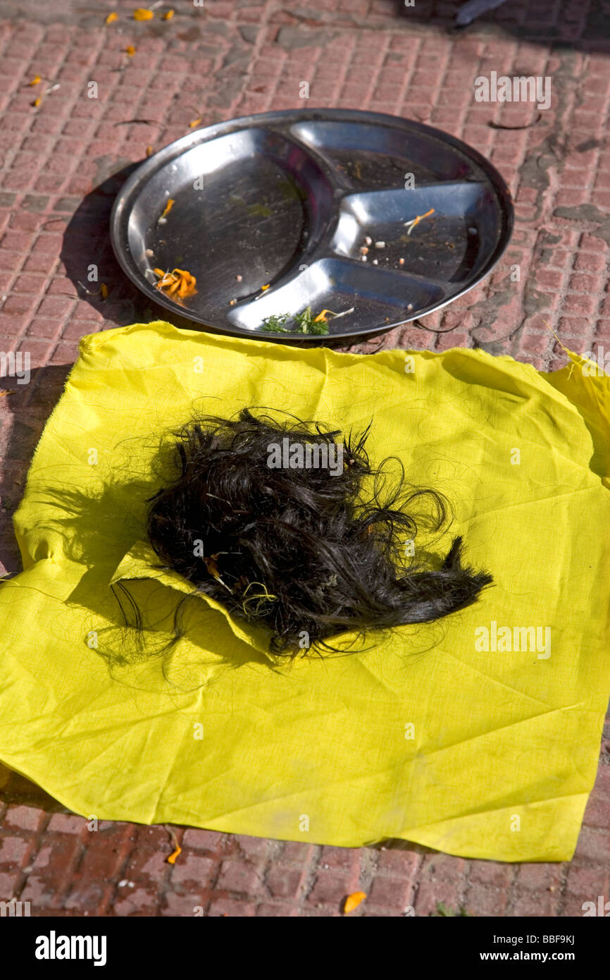 Rasierte Haare eines jungen auf ein Taschentuch. Mundan-Ritual. Gangotri. Uttarakhand. Indien Stockfoto