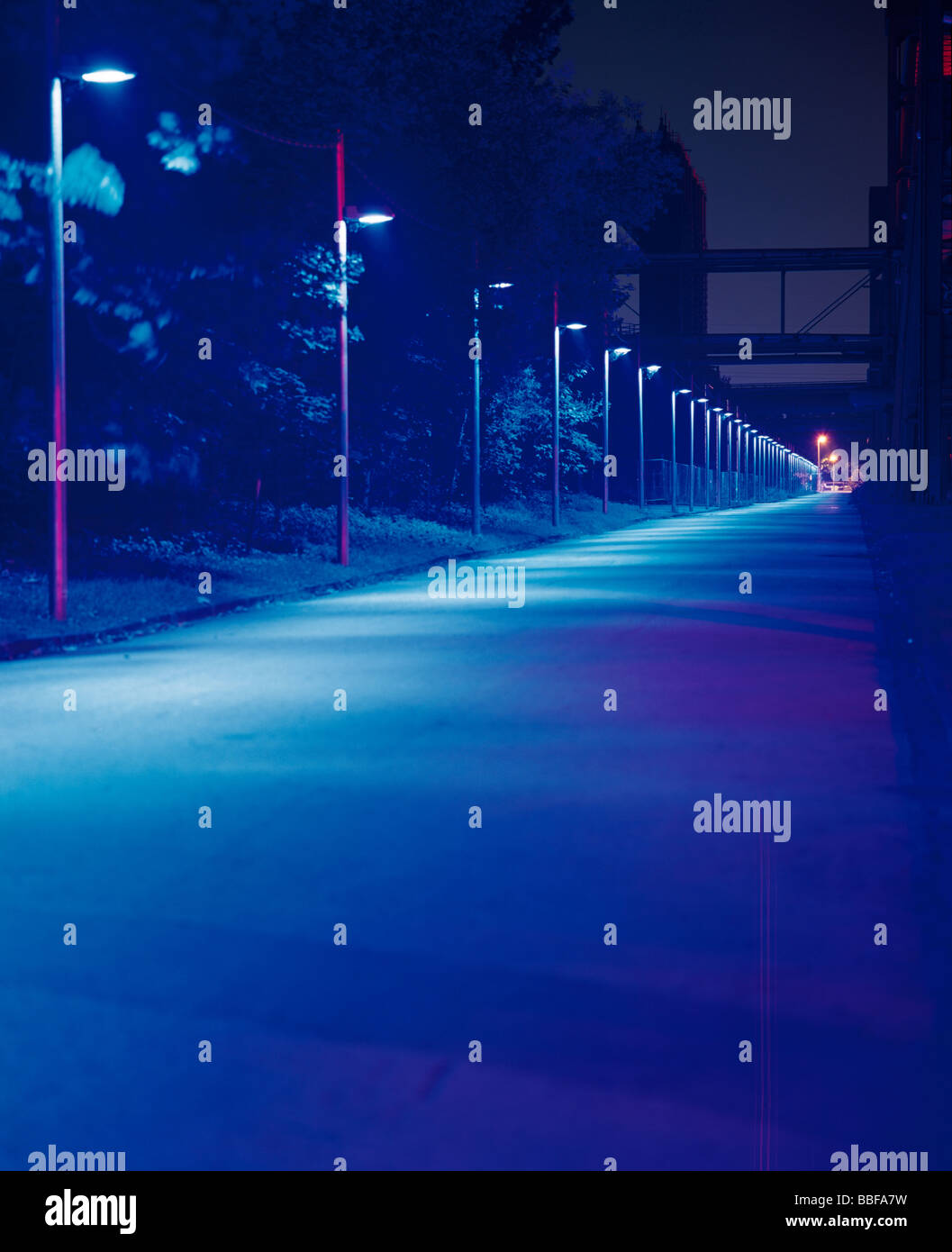 Blau beleuchteten Gasse in der Nacht auf Kokerei Zollverein, Teil der Europäischen Route des industriellen Erbes 2010 Blaue Allee Stockfoto