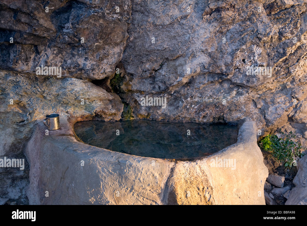 Quellwasser Quellwasser im Becken aus Stein, Jabal Shams Berge, Oman Durst der Menschen sammeln Stockfoto