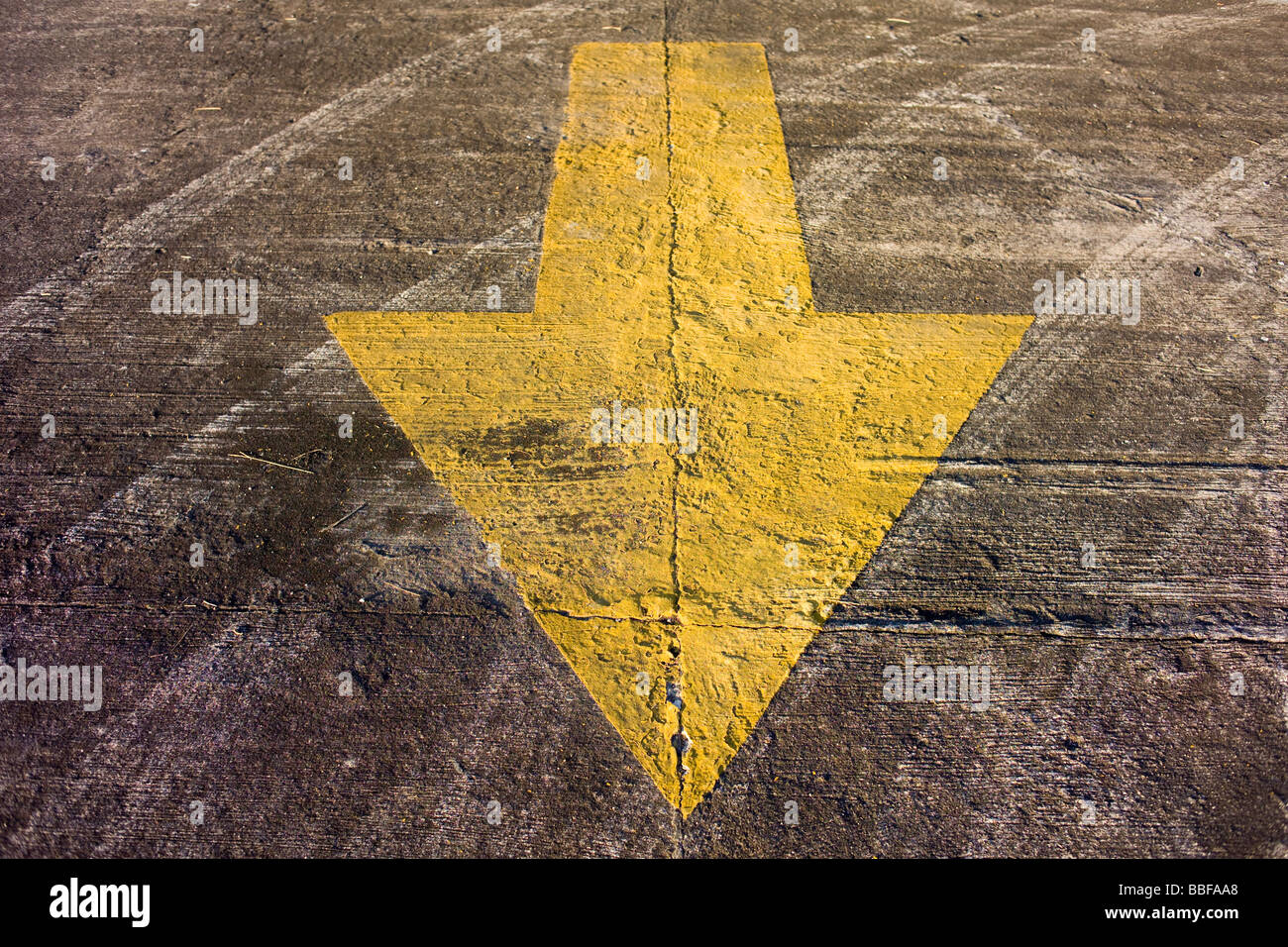 Gelber Pfeil aufgemalt Helikopter-Landeplatz. Stockfoto