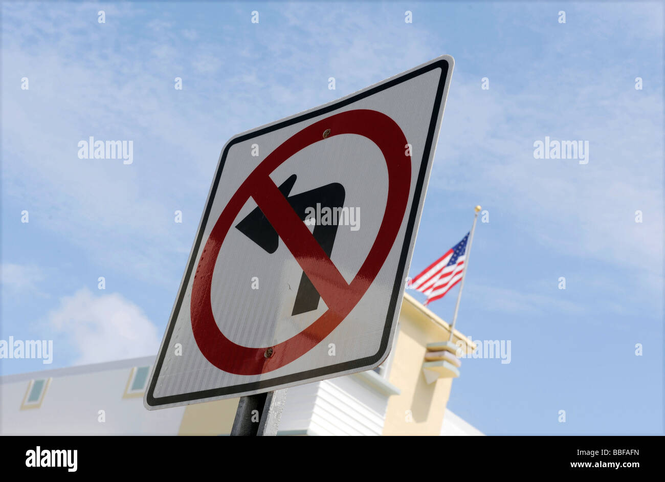 Kein Schild links abbiegen, Ocean Drive, Miami, Florida, mit US-Falg im Hintergrund Stockfoto