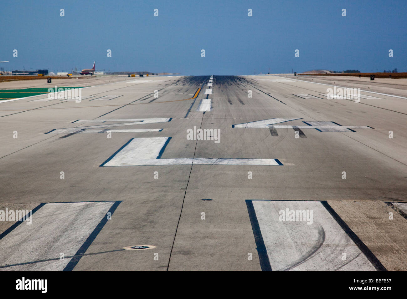 Start-und Landebahn am Flughafen LAX-Los Angeles Stockfoto