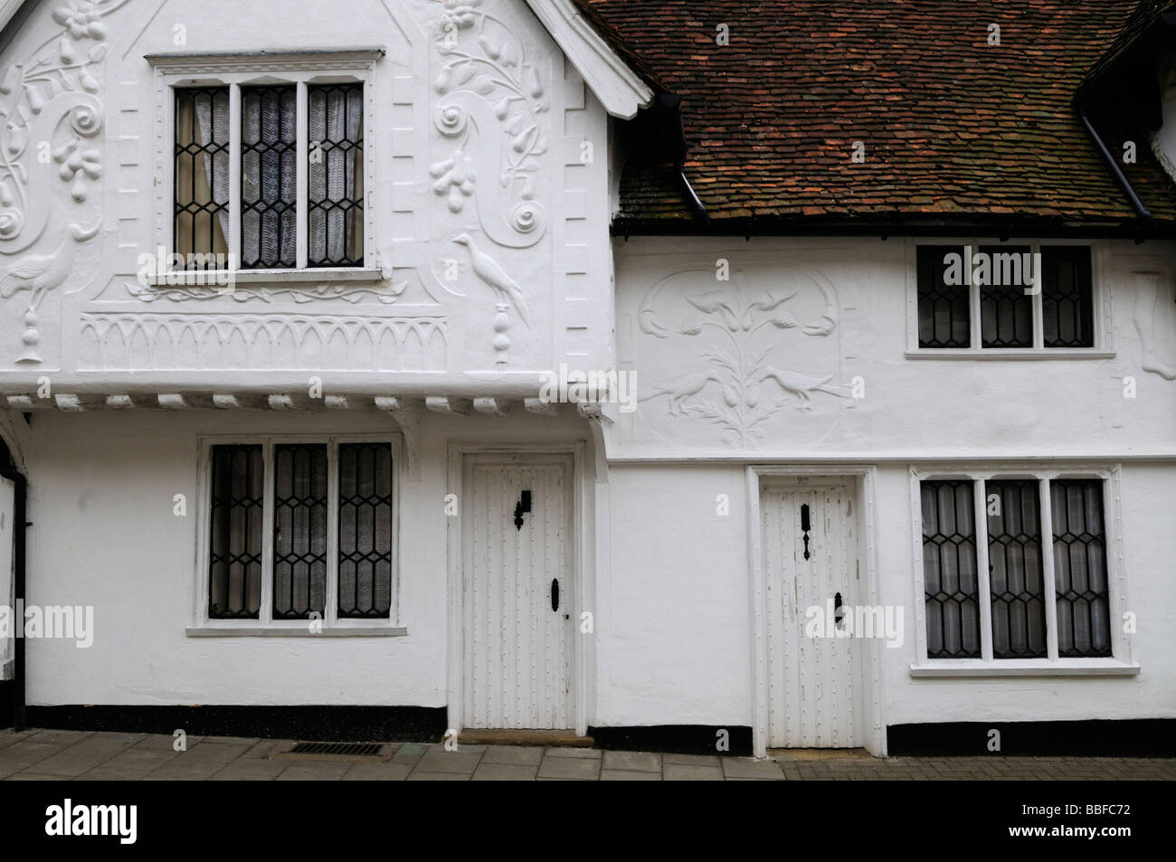 Antiquitätengeschäft in Saffron Walden mit weißen dekorativen Stuckarbeiten, Essex England UK Stockfoto