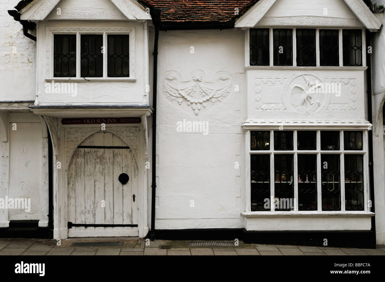Antiquitäten-Shop in Saffron Walden mit weißen dekorativen Stuckarbeiten, Essex England UK Stockfoto