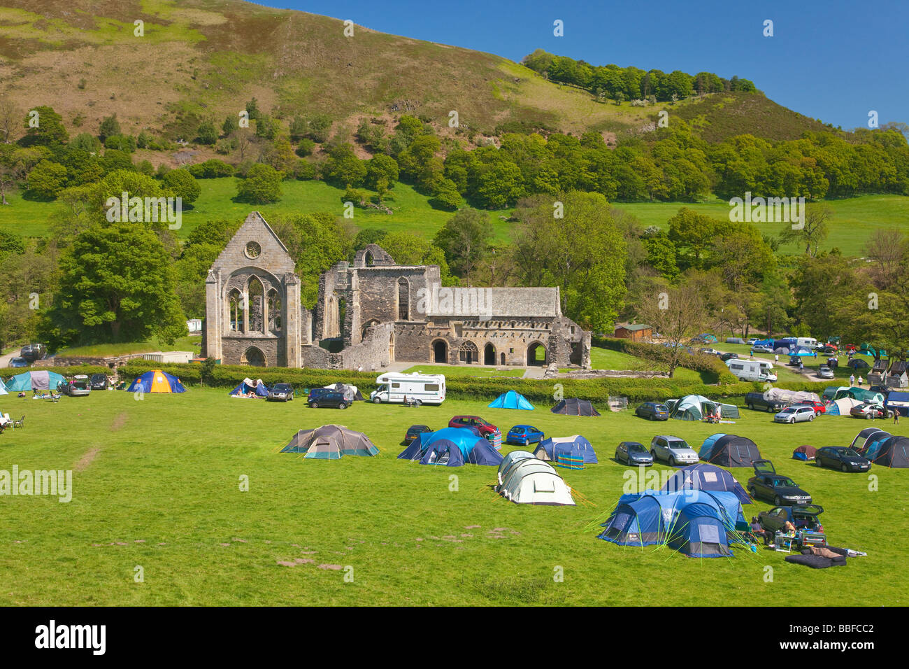 Campingplatz mit Zelten Valle Crucis 13. Jahrhundert Zisterzienser Abtei Ruinen in der Nähe von Llangollen North Wales Cymru UK United Kingdom GB Stockfoto