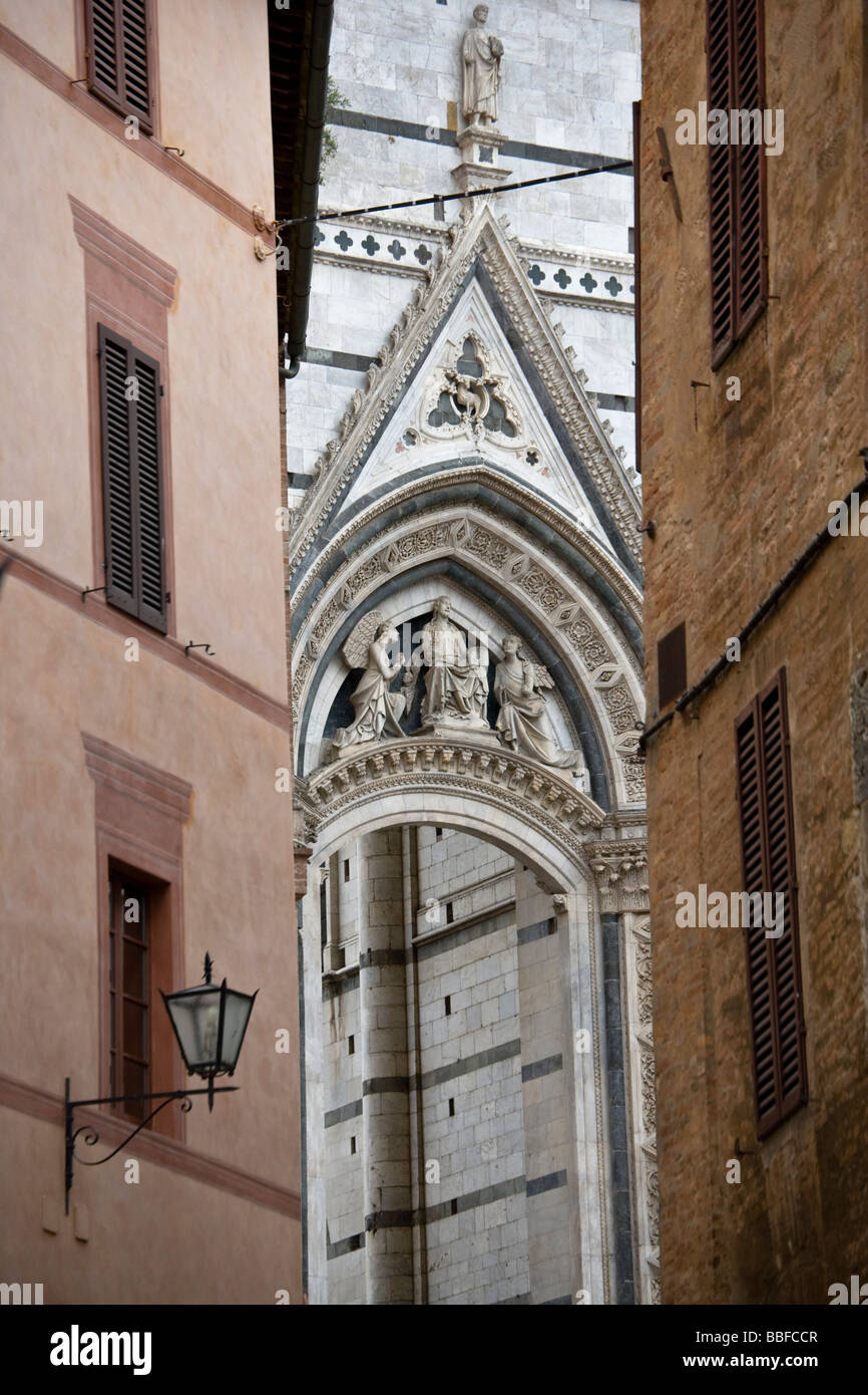 Statuen auf eine gewölbte Öffnung auf der Piazza Jacapo della Quercia & Piazza del Duomo, Siena, Toskana, Italien Stockfoto