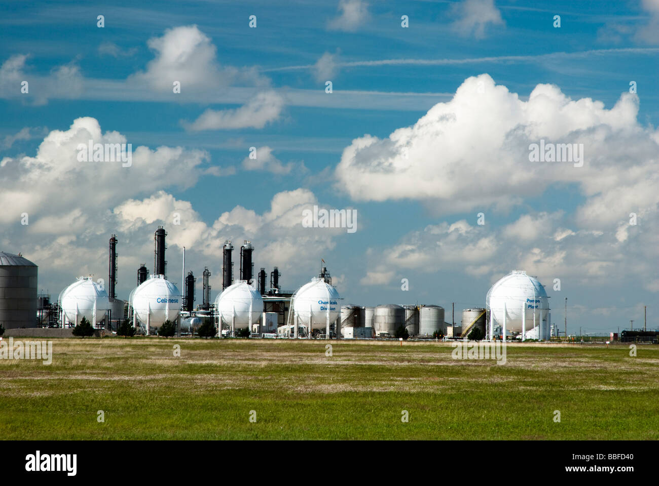 eine Raffinerie zur Herstellung chemischer Produkte Stockfoto