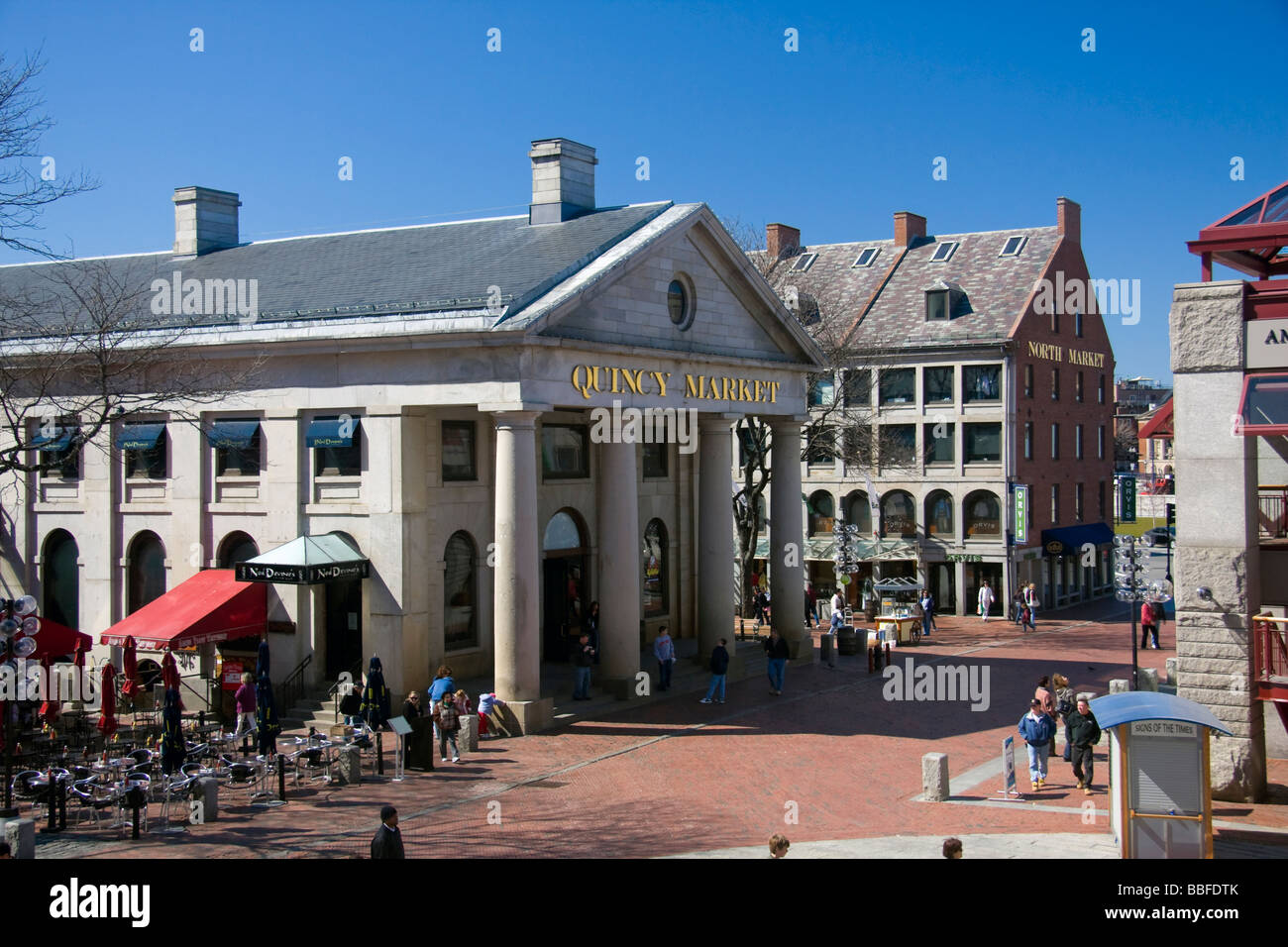 Shopping-Fans und Touristen außerhalb Quincy Market in Boston, Massachusetts Stockfoto