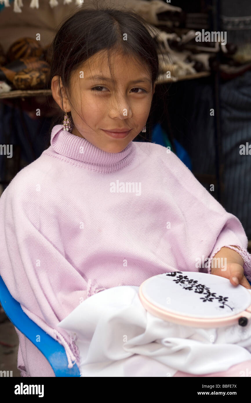 Junge einheimische Mädchen tun Handarbeiten - Otavalo, Provinz Imbabura, Ecuador Stockfoto