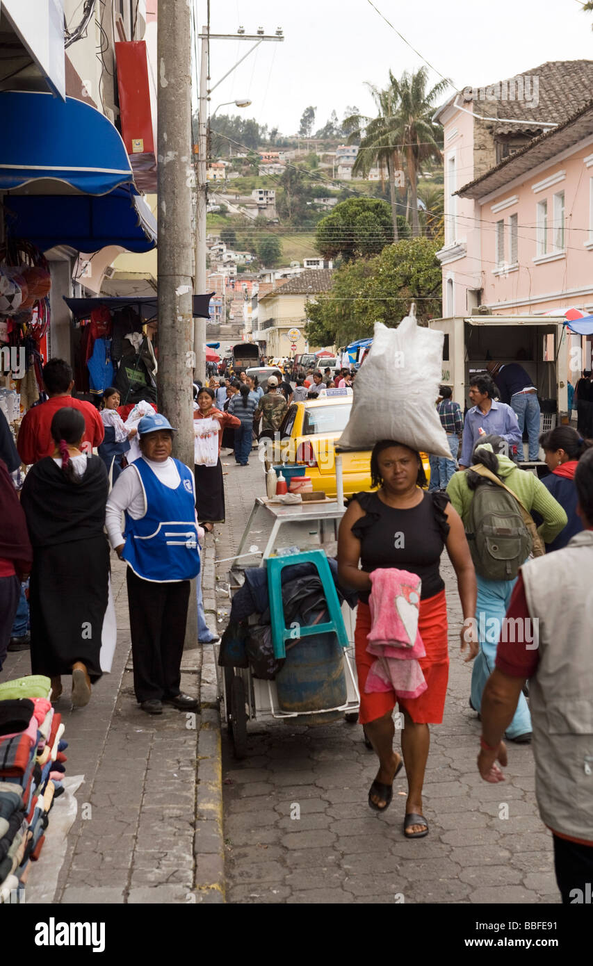 Straßenszene - Otavalo Ecuador beschäftigt Stockfoto