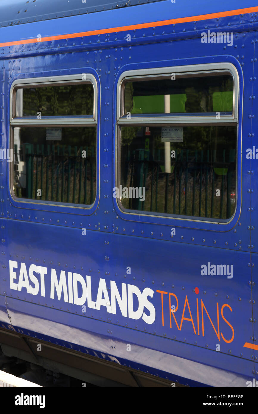 Eine East Midlands Züge Eisenbahnwagen. Stockfoto