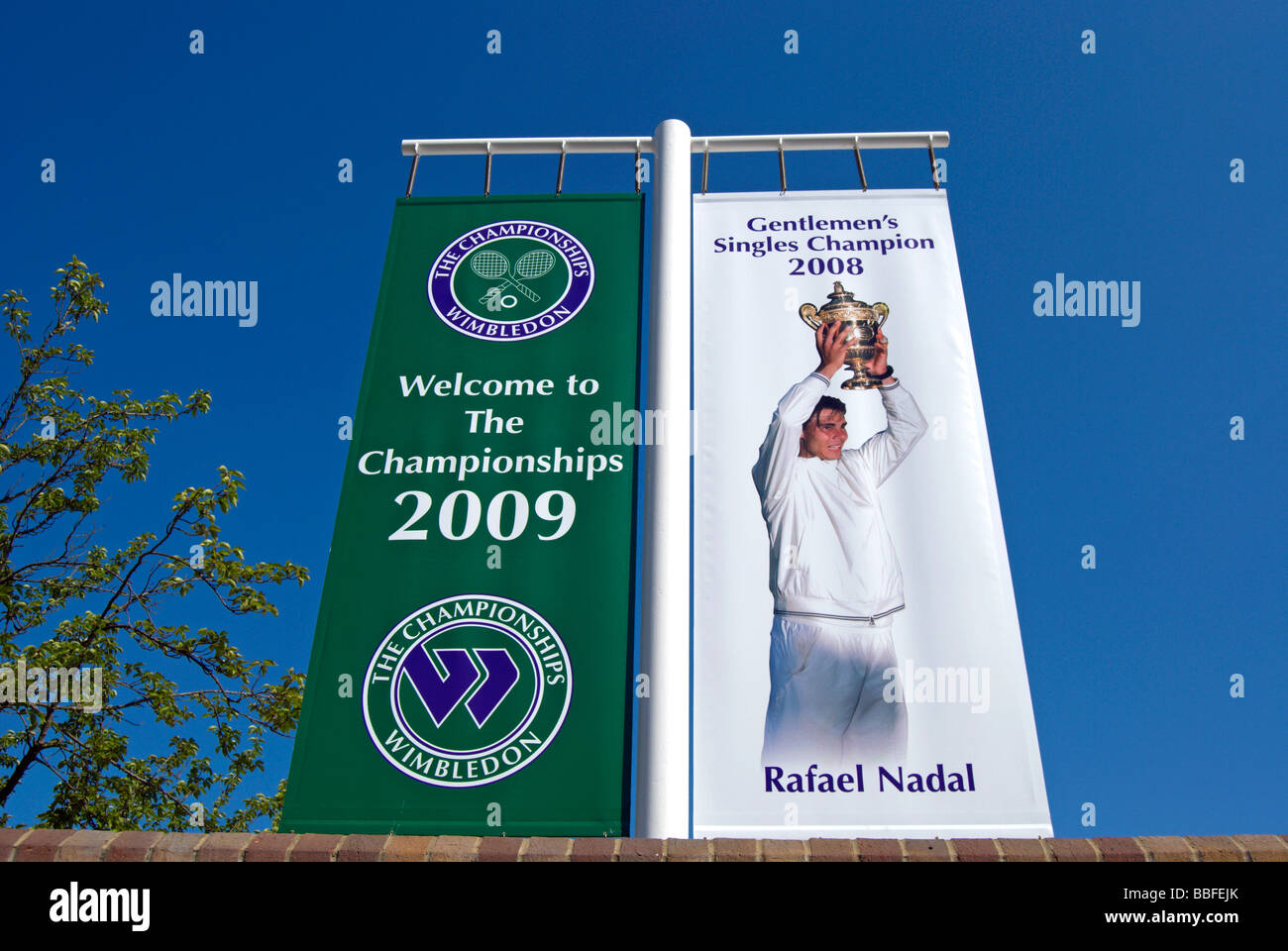 Banner für Wimbledon Tennis Championships 2009 und 2008 Herren Sieger, Rafael Nadal, an der All England Lawn Tennisclub Stockfoto