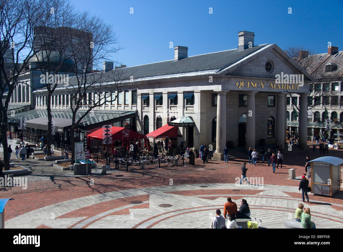 Shopping-Fans und Touristen außerhalb Quincy Market in Boston, Massachusetts Stockfoto