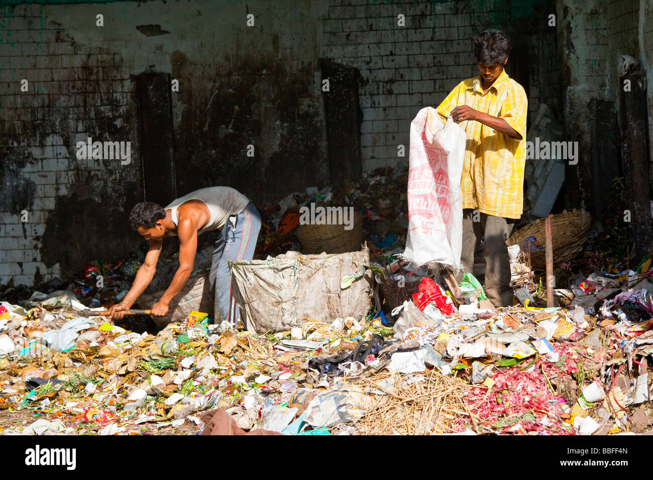 Indische Männer durchstöbern einer Müllhalde, Schrott, Recycling in Old Delhi Indien finden Stockfoto