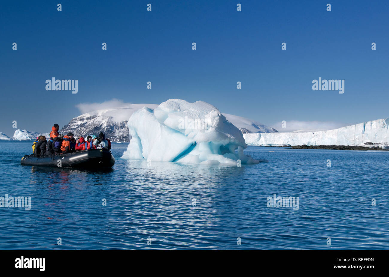 Touristen an Bord ein aufblasbares Boot genießen Sie die Landschaft rund um Brown Bluff in der Antarktis Stockfoto