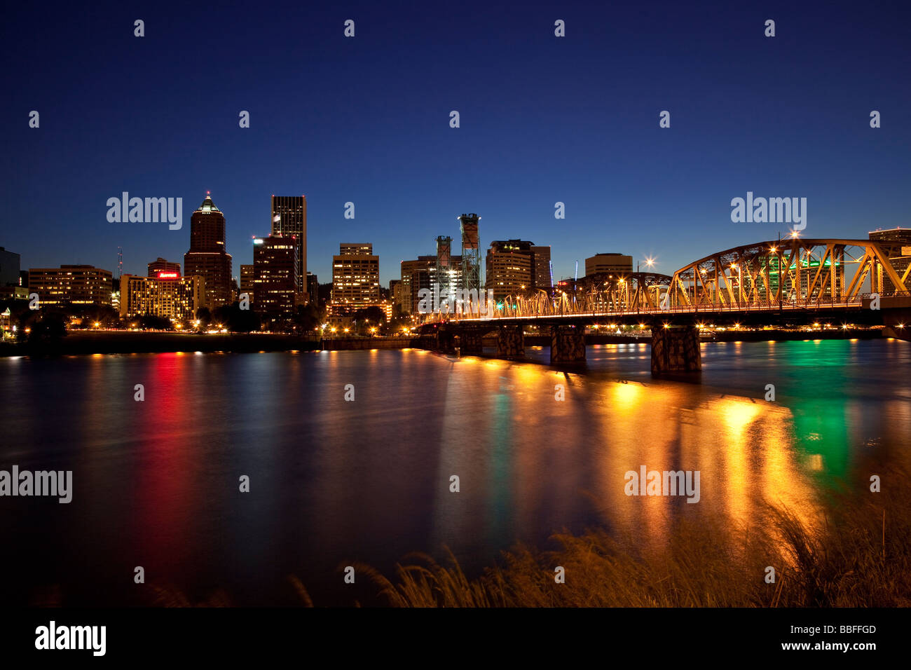 Die Innenstadt von Portland Oregon am Abend USA Stockfoto