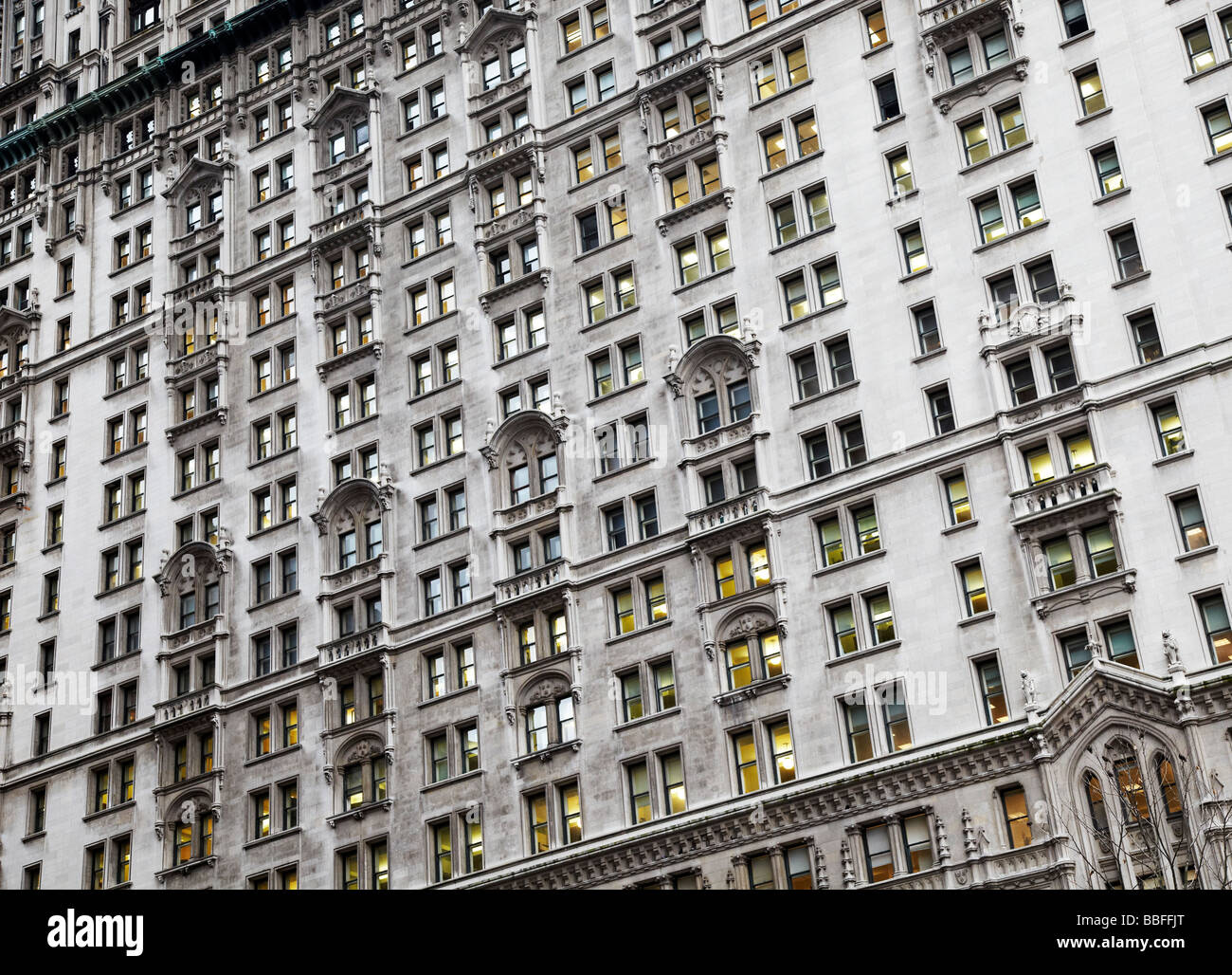 graues Gebäude aus weißes Stein, New York Stockfoto