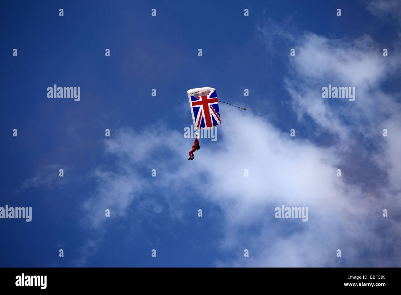 Ein Union Jack Fallschirm gegen einen blauen Himmel über dem Royal Bath and West Showground, Shepton Mallet, Somerset, England, Großbritannien Stockfoto