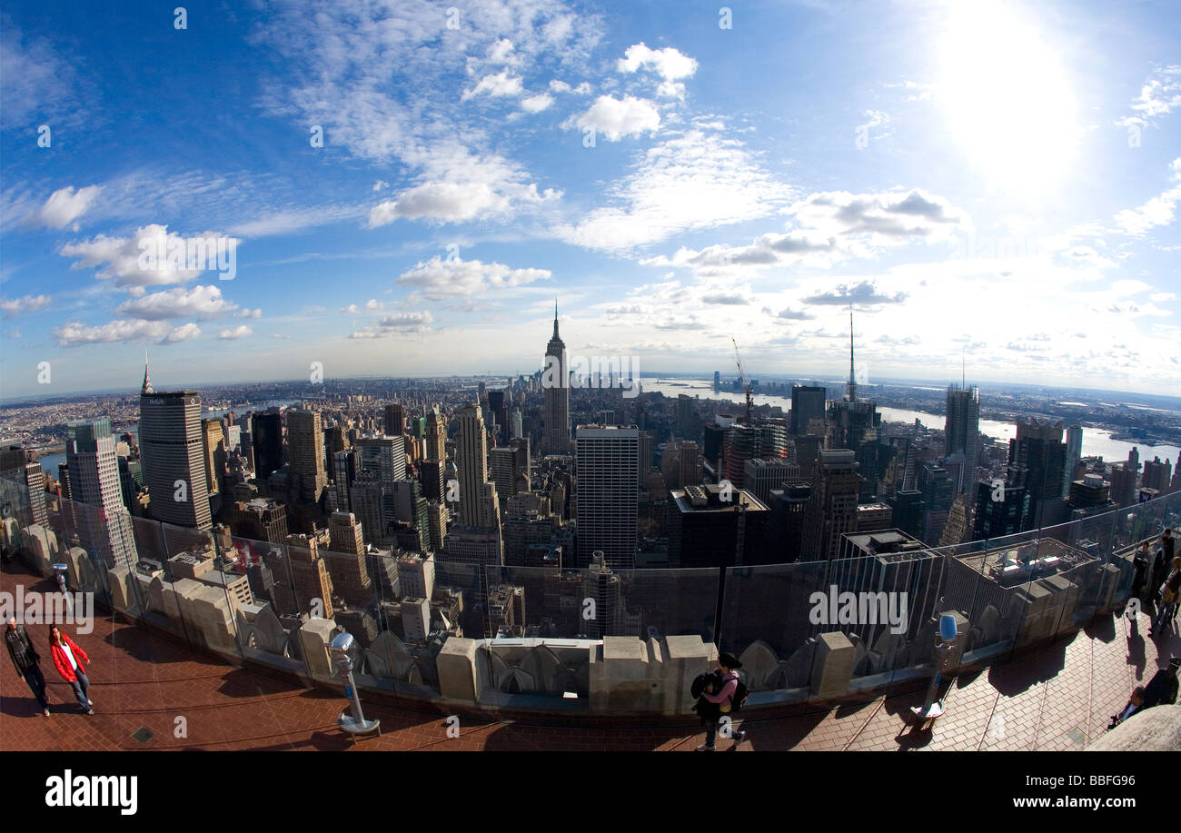 Frau genießt Blick von oben auf dem Felsen Rockerfeller Gebäude mit Blick auf Manhattan, Empire State Building New York City NYC Stockfoto