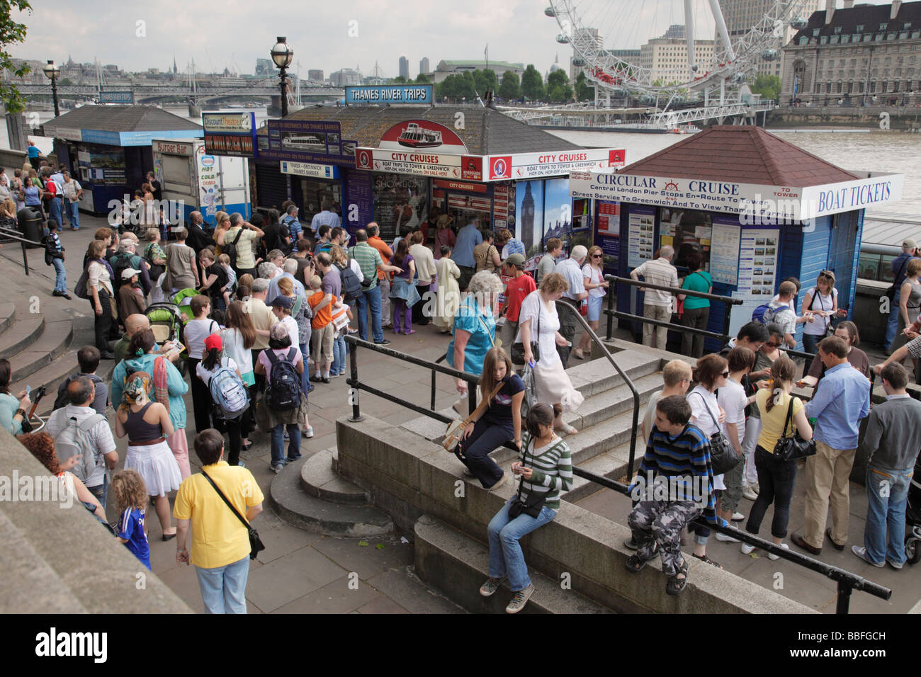 Touristen warten Fluss Bootsfahrten. Victoria Embankment, Westminster, London, England, Vereinigtes Königreich. Stockfoto