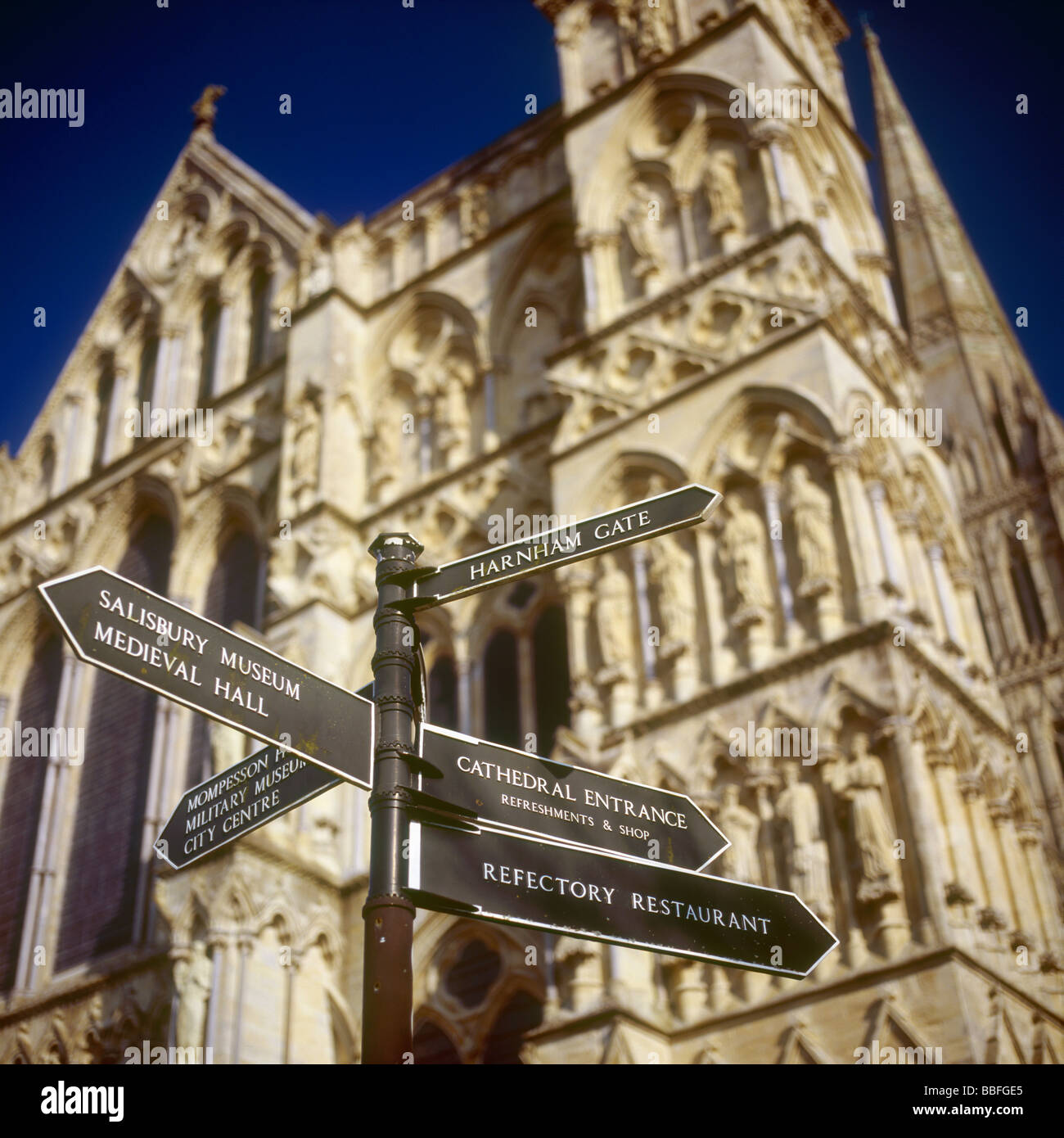 Wegweiser vor der Westfassade der Kathedrale von Salisbury Stockfoto