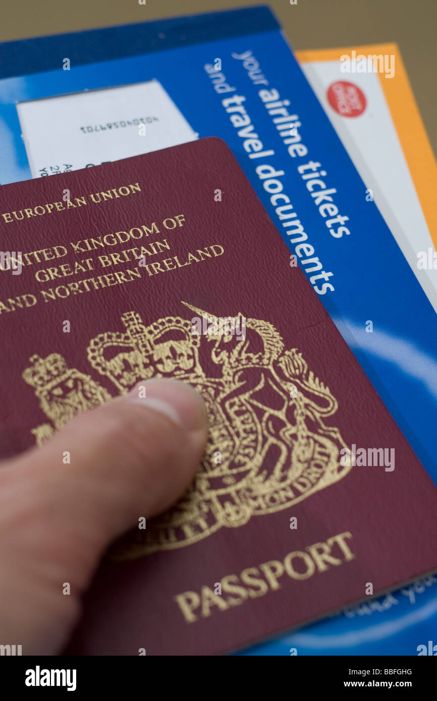 Einen britischen Pass, Flugtickets und Reisedokumente Übergabe beim Check-in Stockfoto