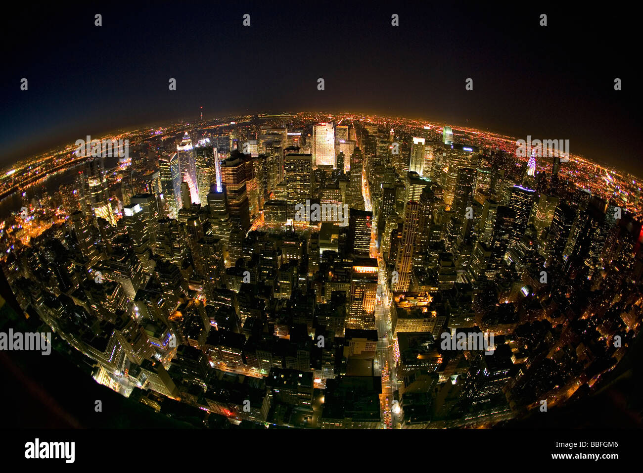 Blick auf New York bei Nacht von oben des Empire State Building NYC USA Vereinigte Staaten von Amerika Stockfoto