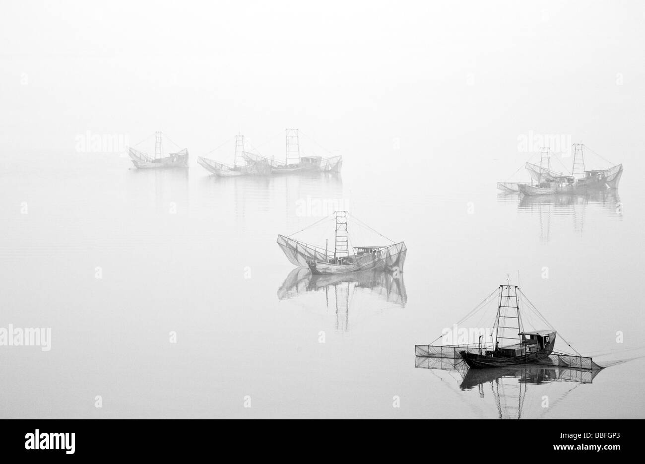 China, Provinz Zhejiang, Hangzhou. Qiantang-Fluss, Angelboote/Fischerboote. Stockfoto