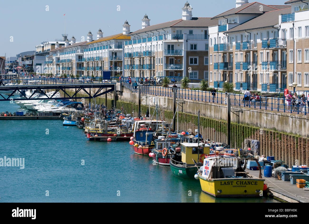 Angelboote/Fischerboote und Apartments in Brighton Marina, Sussex, England. Stockfoto