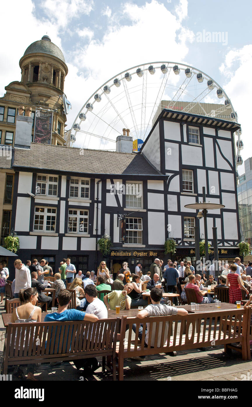 Mittags sind Menschenmengen im Biergarten der Sinclairs Oyster Bar und im Old Wellington Pub im Stadtzentrum von Manchester zu finden Stockfoto