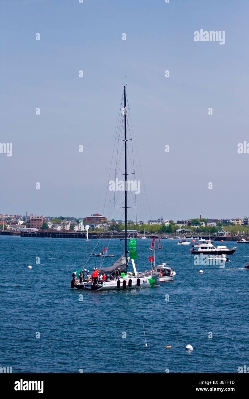 Volvo Ocean Race 2008-2009.  Volvo Open 70 Racing Yacht "Green Dragon" Boston Harbor verlassen. Stockfoto