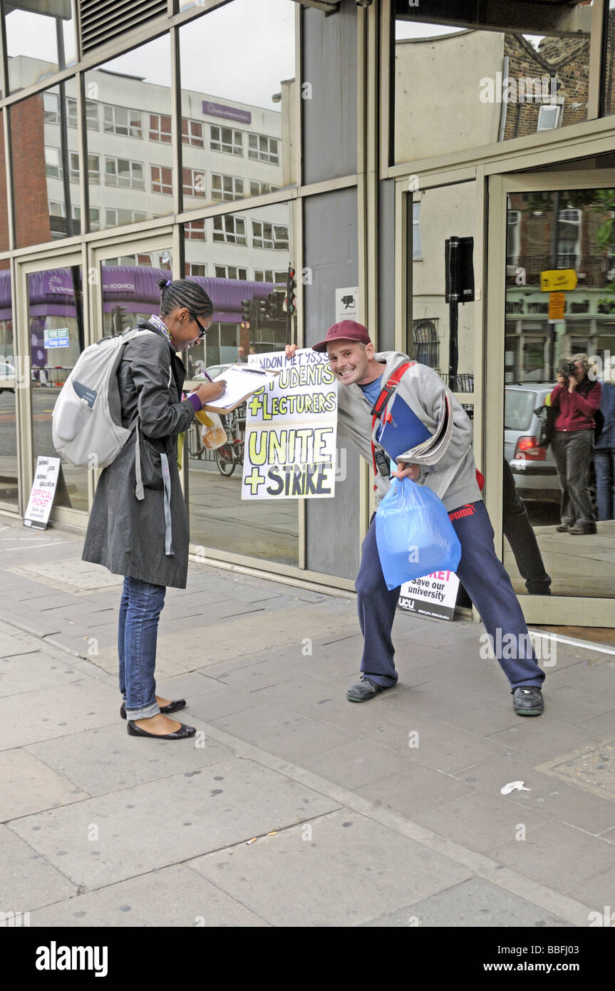 Unterzeichnung einer Petition außerhalb der London Metropolitan University Holloway London UK Stockfoto