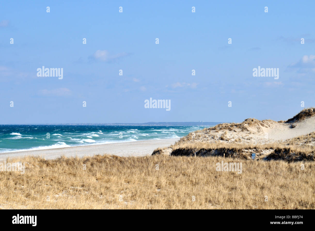 Ocean Sanddünen mit Seegang und Wellen am Strand von Sandy Neck in Sandwich und Barnstable Cape Cod, Massachusetts, USA Stockfoto