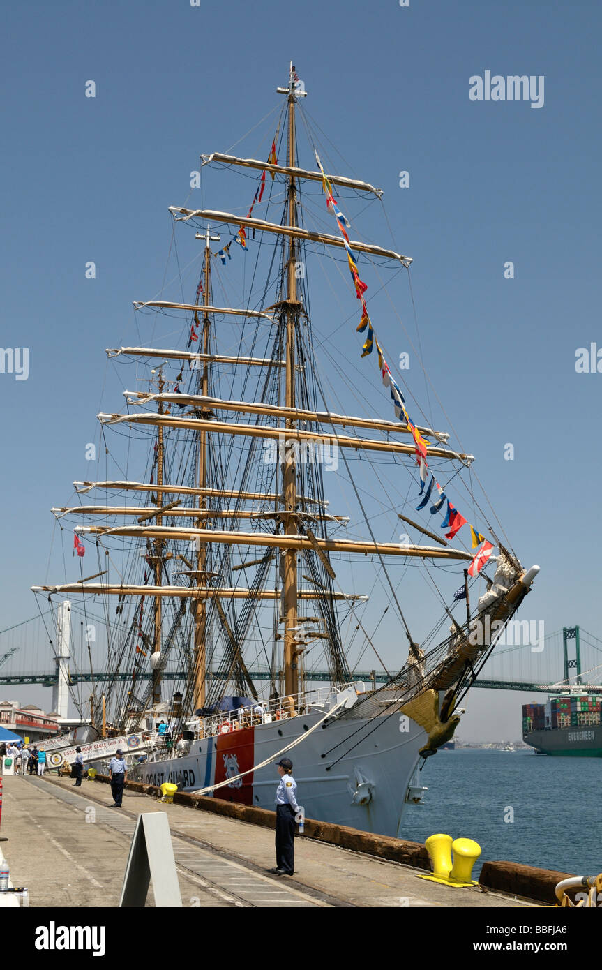 USCG Viermastbark Adler beim Festival von Segeln entlang der wichtigste Kanal Hafen von Los Angeles angedockt Stockfoto