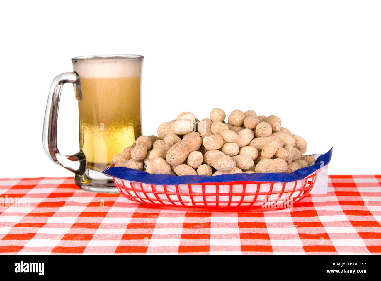 Einen Korb von Erdnüssen mit Becher Bier auf weißem Hintergrund Stockfoto