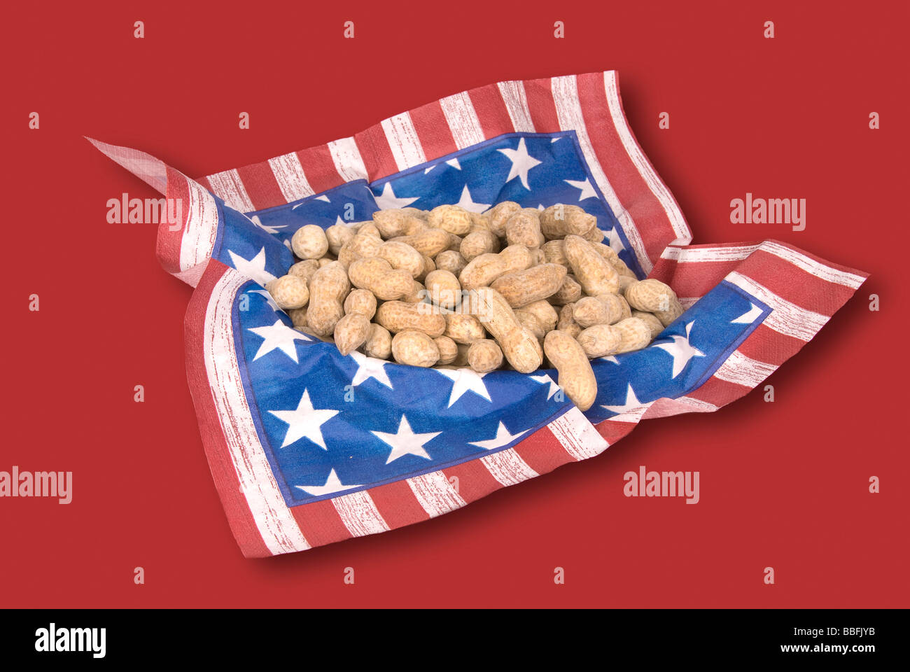 Einen Korb von Erdnüssen mit einem vierten Juli Thema auf rotem Grund Stockfoto