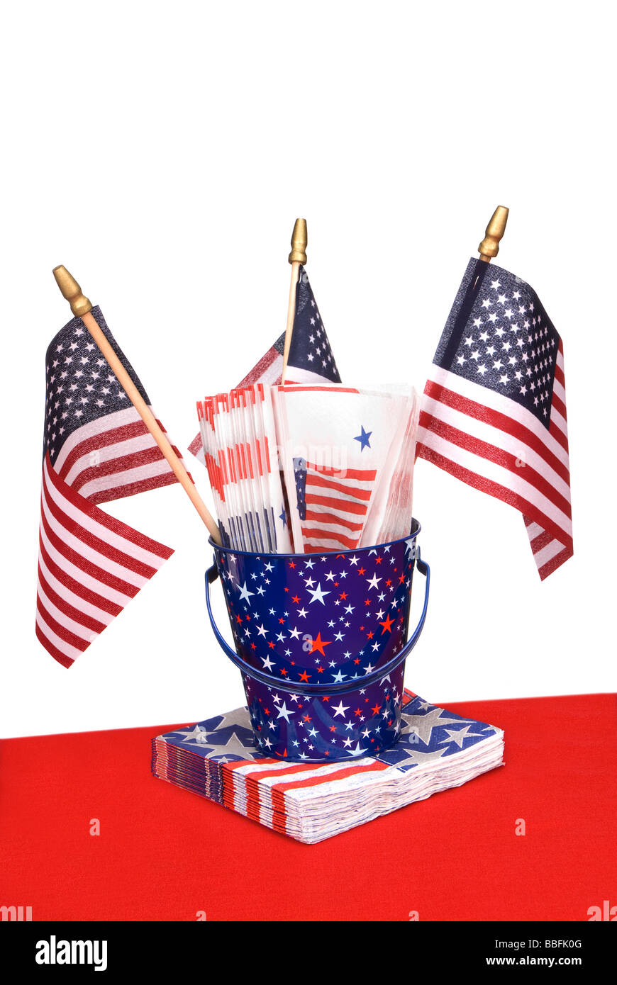 Eine patriotische Themen Tischdekoration mit Fahnen und Servietten isoliert auf weiss für die Platzierung der Kopie Stockfoto
