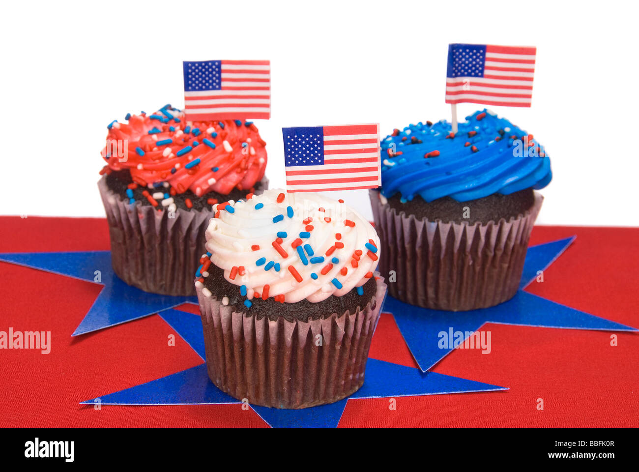Drei rote weiße und blaue Cupcakes, Fourth Of July isoliert auf weiß zu feiern Stockfoto