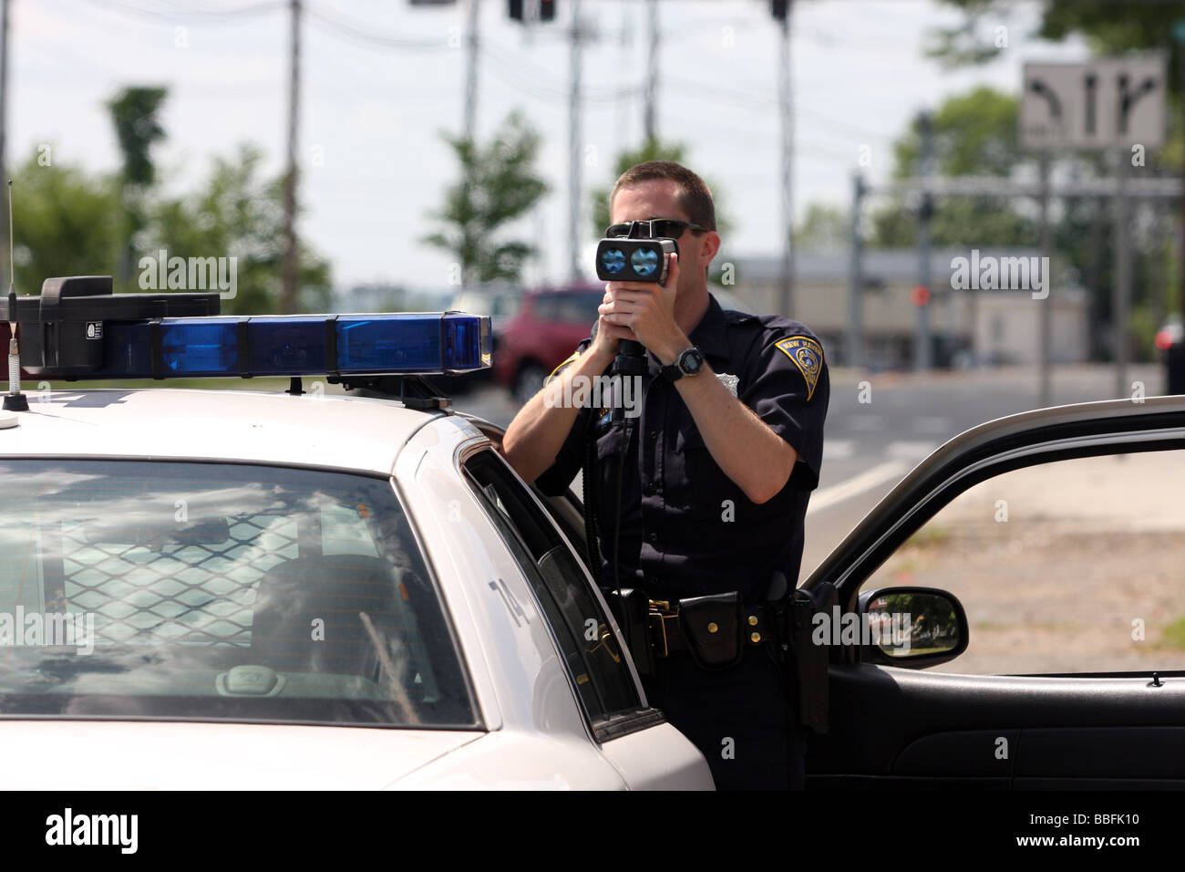 Ein Polizist verwendet eine Laser-Radar-Pistole, um Raser in New Haven Connecticut USA fangen Stockfoto