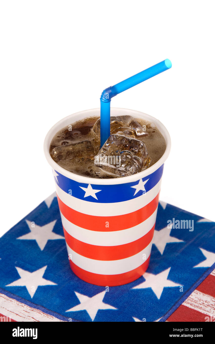 Eine Tasse Eis kalte Limo in eine patriotische Fourth Of July-Einstellung Stockfoto