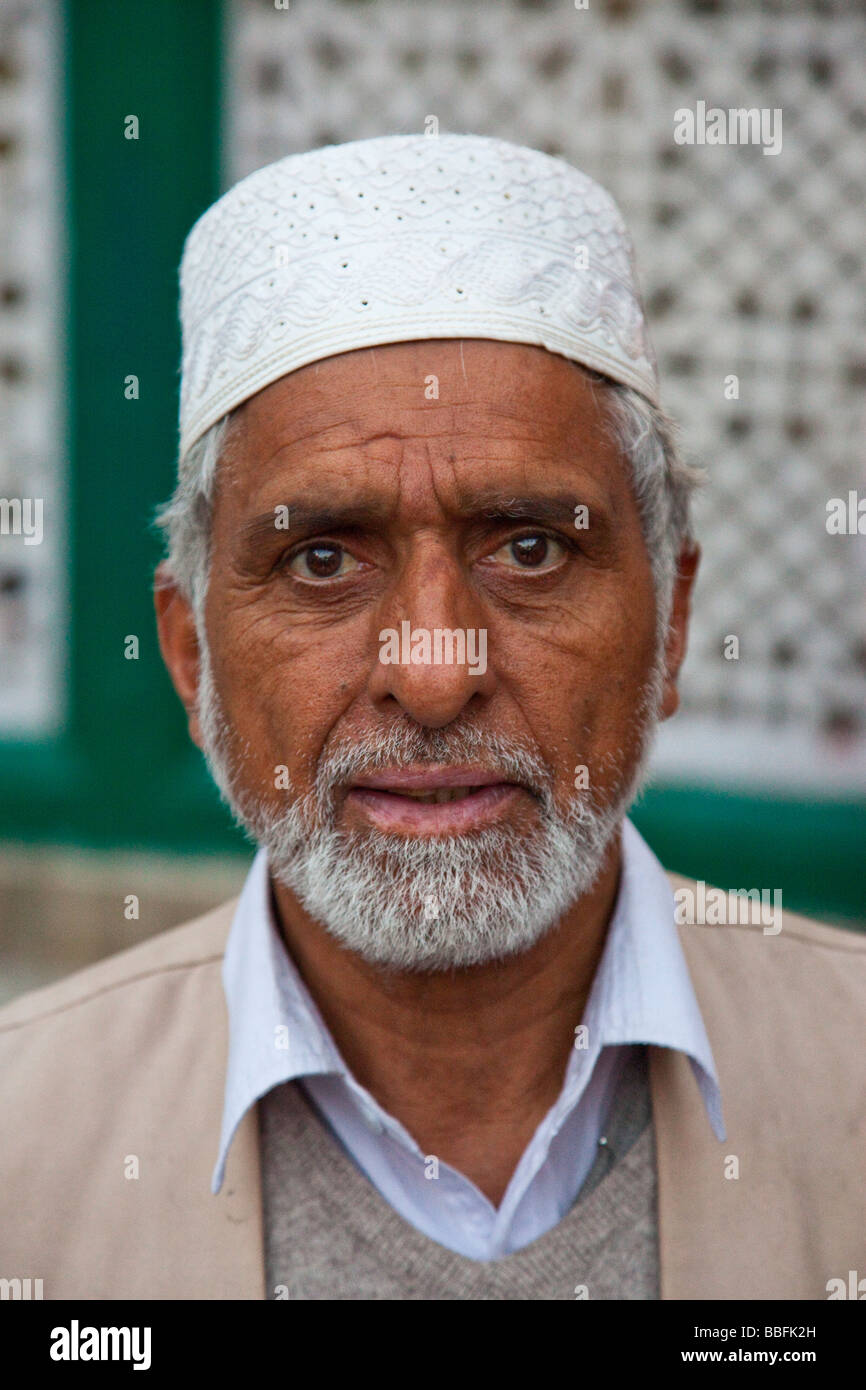 Muslimischen Mann am Hazrat Nizamuddin Dargah muslimischen Schrein in Alt-Delhi Indien Stockfoto