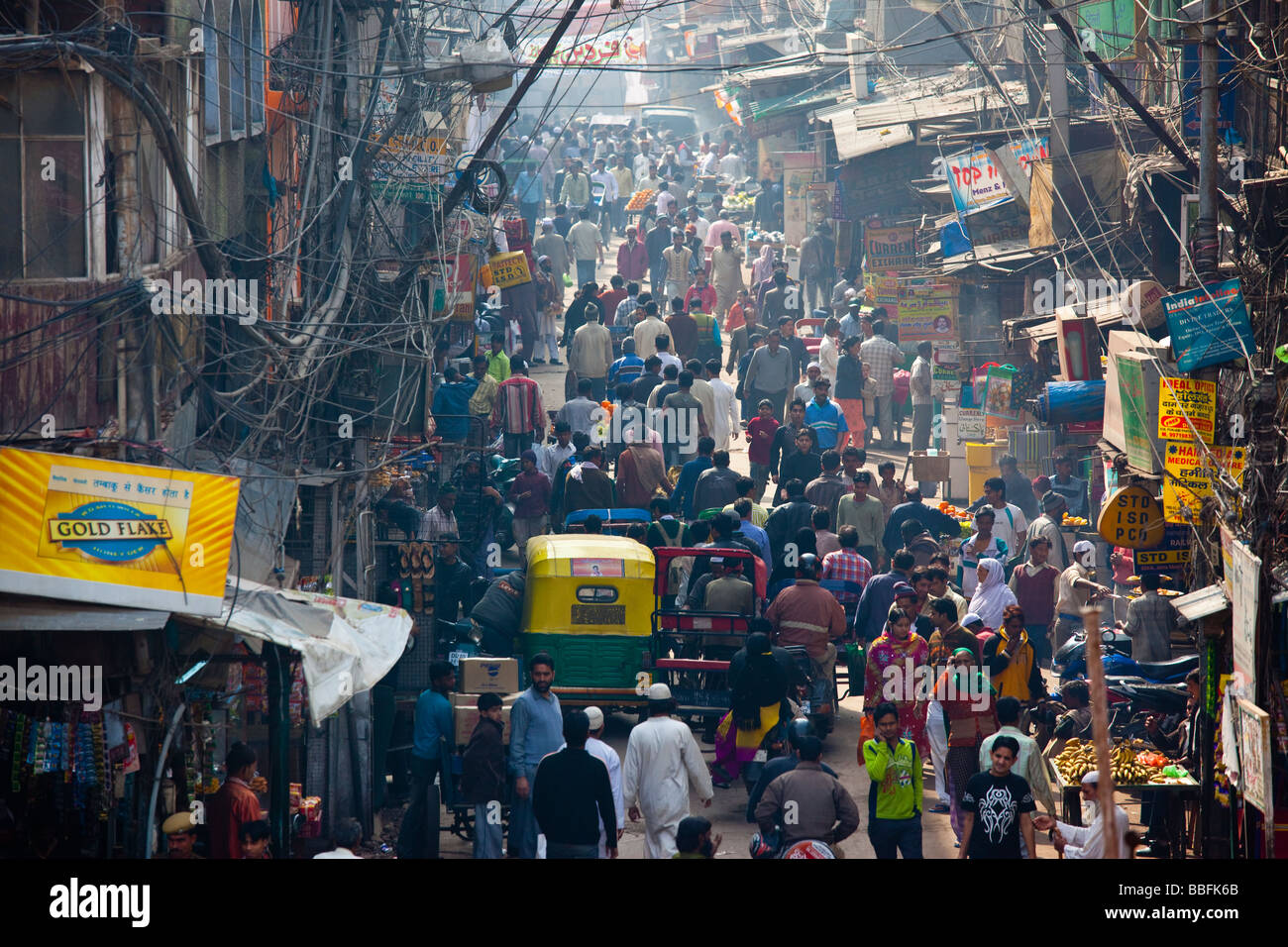 Schmale Straße in Alt-Delhi Indien Stockfoto