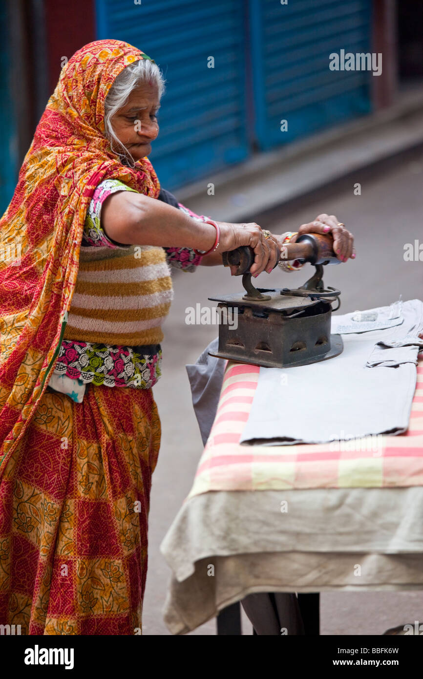 Alte Frau Bügeln in Alt-Delhi Indien Stockfoto