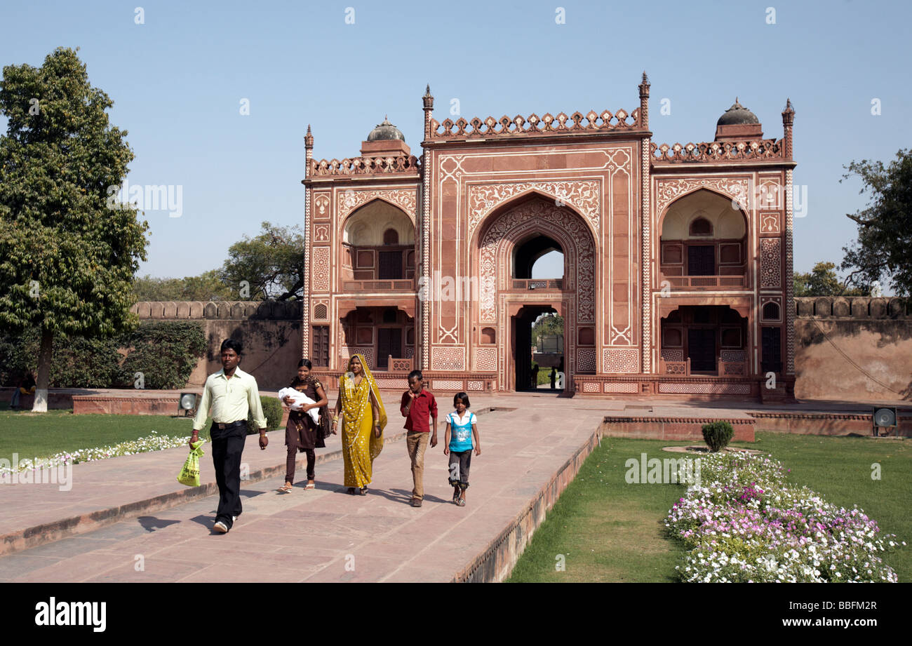 Menschen beim Eintritt in die Gärten Itimad-Ud-Daulah Agra Uttar Pradesh Indien Stockfoto