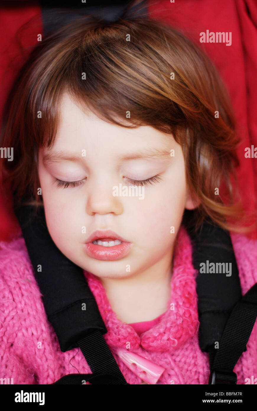 Zwei und eine Hälfte Jahr alt Mädchen schlafend in ihrem Kinderwagen Stockfoto