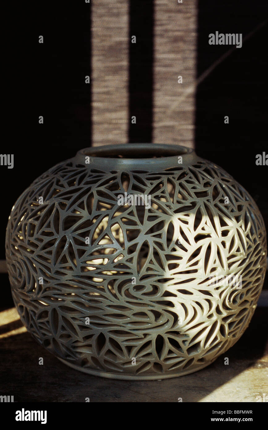 Aufwendig gestaltetes Keramikvase Stockfoto