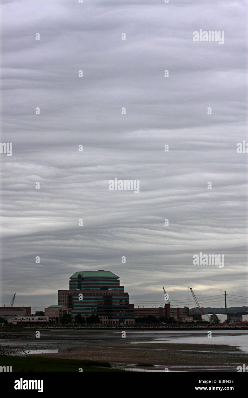 Ungewöhnliche Nimbostratus Wolken bilden ein Muster in den Himmel über New Haven Connecticut USA Stockfoto